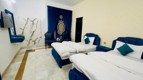 Bed, TV and multimedia, Photo of the whole room, Bedroom, towels
