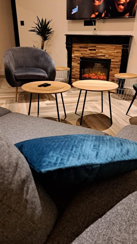 TV and multimedia, Living room, Seating area, flat iron