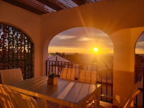 Natural landscape, View (from property/room), Balcony/Terrace, Dining area, Sea view, Sunrise