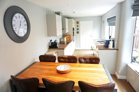 Kitchen or kitchenette, Dining area, minibar, stove