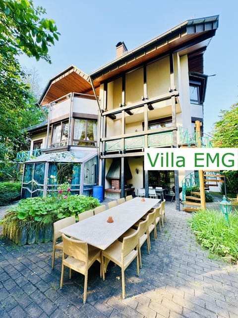 Property building, Patio, Day, BBQ facilities, Garden, Balcony/Terrace, Dining area