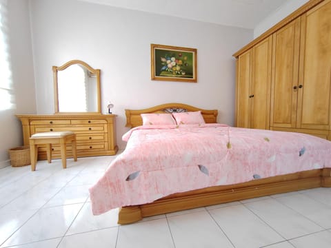 Bed, Photo of the whole room, Bedroom, wardrobe, air conditioner