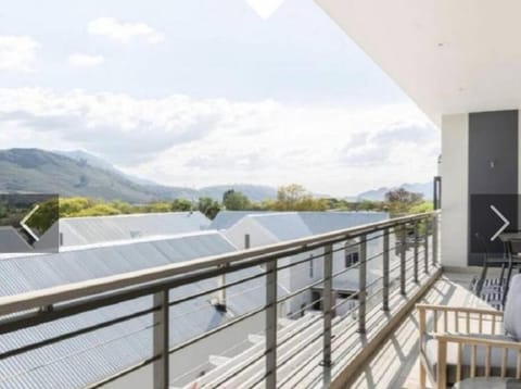 Franschhoek - La Petit Village - Views Apartment in Franschhoek