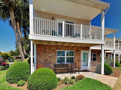 Property building, Facade/entrance, Garden, Balcony/Terrace, Seating area