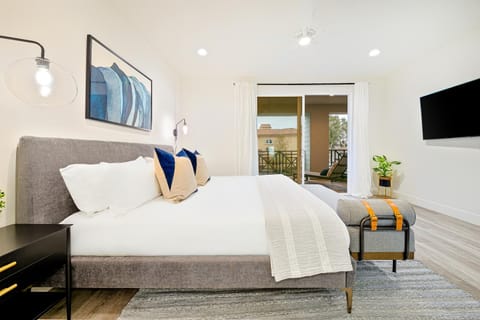 Modern 4BR - Private Balcony - Garage Parking House in Carlsbad