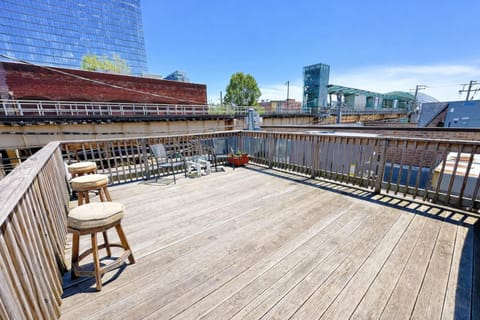 Spacious 1BR with Optional Parking Near McCormick Place, Field Museum, Adler Planetarium, & Shedd Aquarium Apartment in South Loop