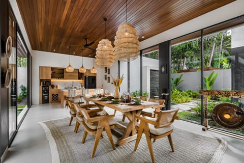 Coffee/tea facilities, Kitchen or kitchenette, Seating area, Dining area