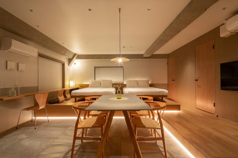 Bed, Living room, Photo of the whole room, Decorative detail, Diving, internet, air conditioner