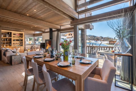 Patio, Living room, Dining area, fireplace