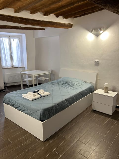 Bedroom, towels