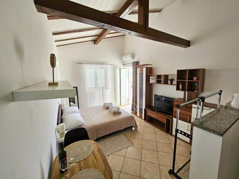 Bed, TV and multimedia, Seating area