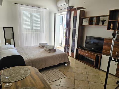 Bed, TV and multimedia, Photo of the whole room, Bedroom, air conditioner