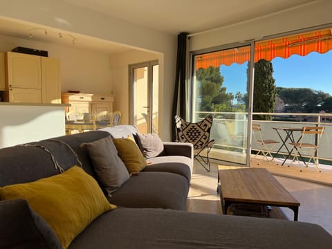 Patio, Day, Natural landscape, View (from property/room), Balcony/Terrace, Kitchen or kitchenette, Living room, Seating area, Dining area