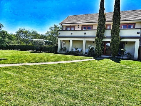 Property building, Garden, Garden, Balcony/Terrace