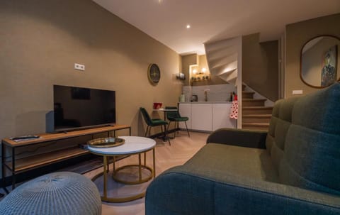 TV and multimedia, Kitchen or kitchenette, Living room, Seating area