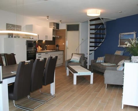 Kitchen or kitchenette, Living room, Seating area, Dining area