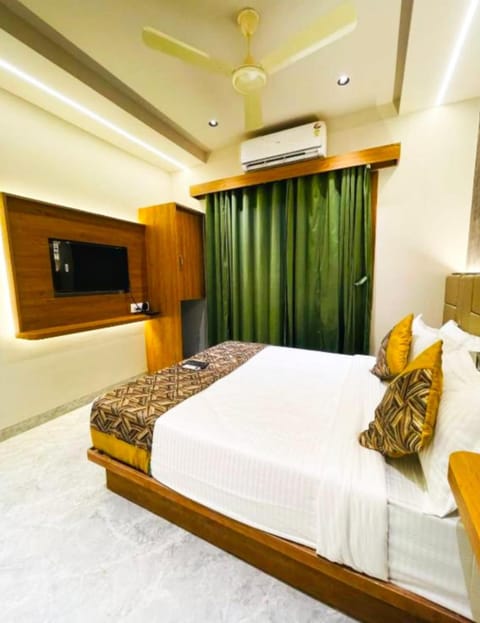 Communal lounge/ TV room, Bed, TV and multimedia, Photo of the whole room, Evening entertainment, Bedroom, air conditioner