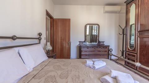 Bed, Photo of the whole room, Bedroom, towels, wardrobe, air conditioner