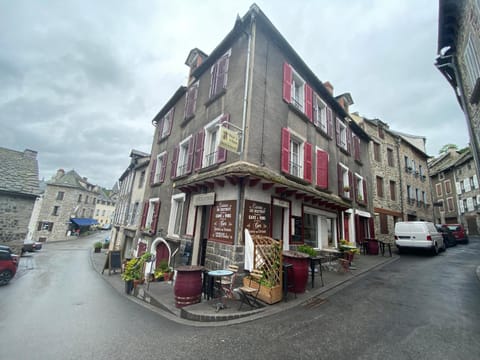Property building, Neighbourhood, City view, Street view, Location, Parking