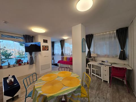 Communal lounge/ TV room, TV and multimedia, Living room, Dining area