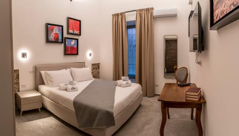 Bed, TV and multimedia, Photo of the whole room, Bedroom