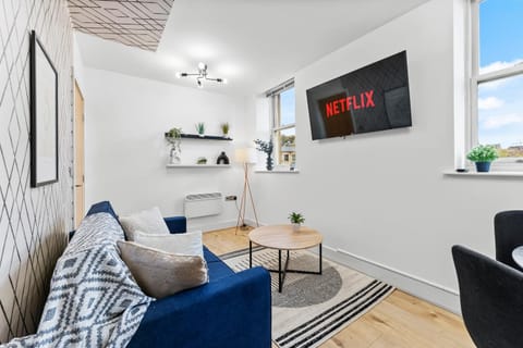 30 percent off! Lovely Yorkshire Duplex - Sleeps 6 - Netflix Apartment in Dewsbury