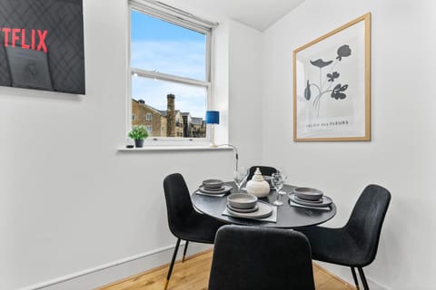 30 percent off! Lovely Yorkshire Duplex - Sleeps 6 - Netflix Apartment in Dewsbury