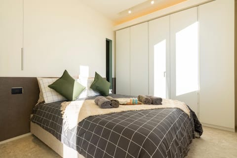 Photo of the whole room, Bedroom, wardrobe