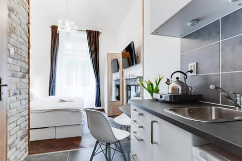 Kitchen or kitchenette, minibar