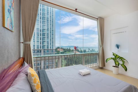 Bed, Natural landscape, View (from property/room), Balcony/Terrace, Photo of the whole room, City view, Sea view, towels