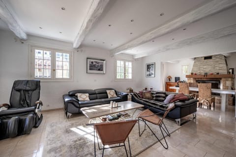 Villa Caroubiers Pretty provençal villa with swimming pool Villa in Mougins