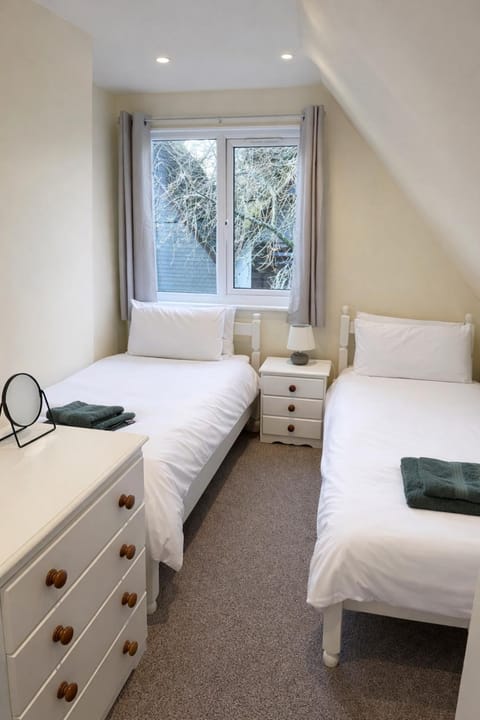 Luxury Modern Costal Escape & Pool House in Hayle