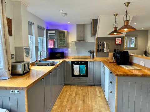 Luxury Modern Costal Escape & Pool House in Hayle