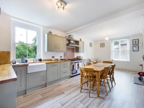 Kitchen or kitchenette, Dining area, dishwasher, minibar, pet friendly, stove