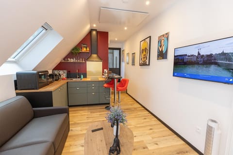 TV and multimedia, Living room, Dining area, fireplace, kitchen