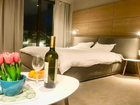 Bed, Photo of the whole room, Bedroom, Alcoholic drinks