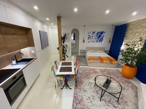 Kitchen or kitchenette, Living room, Seating area, Dining area, pet friendly, stove