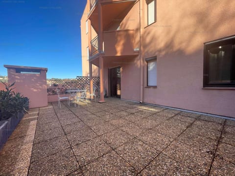 Property building, Balcony/Terrace, Balcony/Terrace