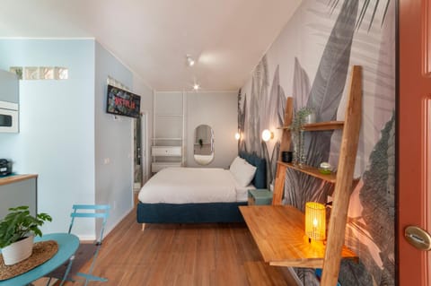 Bed, TV and multimedia, Photo of the whole room, Bedroom, hair dresser