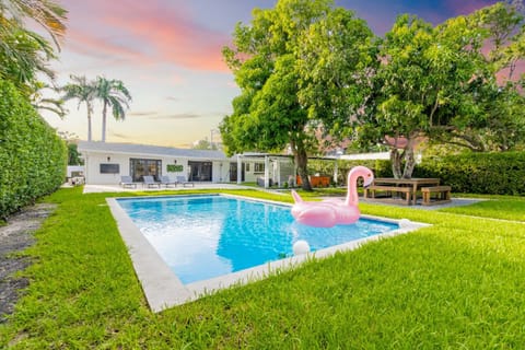 Property building, Spring, Day, Natural landscape, Garden, Garden view, Pool view, Swimming pool, sunbed