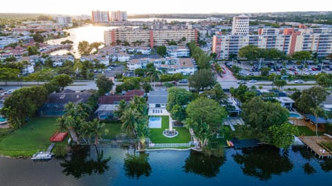 Property building, Nearby landmark, Neighbourhood, Natural landscape, Bird's eye view, Garden, Beach, City view, Lake view, River view, Street view, Location