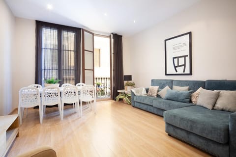 Balcony/Terrace, Living room, Dining area, Street view