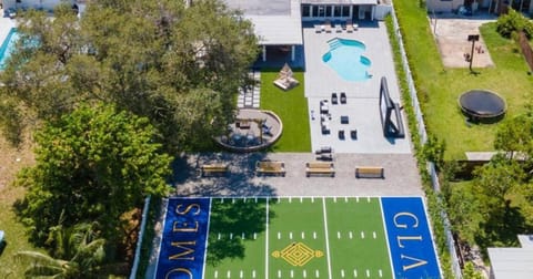 Communal lounge/ TV room, Spring, Day, Natural landscape, Bird's eye view, Garden, Evening entertainment, Garden view, Pool view, Swimming pool, Parking, sunbed