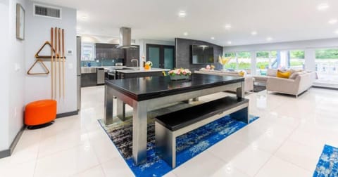 Kitchen or kitchenette, Dining area, dishwasher, minibar, oven, pet friendly, stove