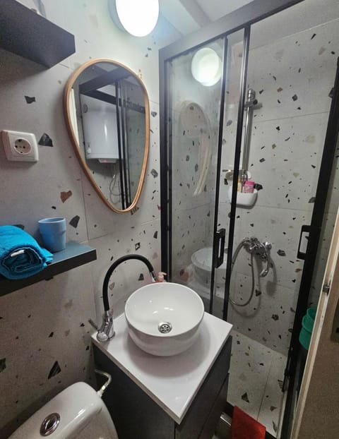 Shower, Toilet, Bathroom, towels