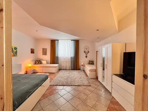 Bed, TV and multimedia, Photo of the whole room, Seating area, Bedroom, wardrobe