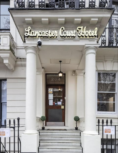 Property building, Facade/entrance, Property logo or sign, Logo/Certificate/Sign, Street view