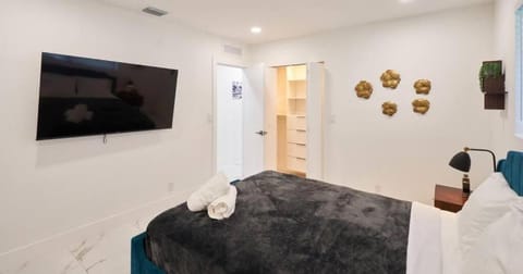 Bed, TV and multimedia, Photo of the whole room, Bedroom, towels