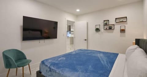 Bed, TV and multimedia, Photo of the whole room, Bedroom