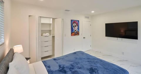 Bed, TV and multimedia, Photo of the whole room, Bedroom